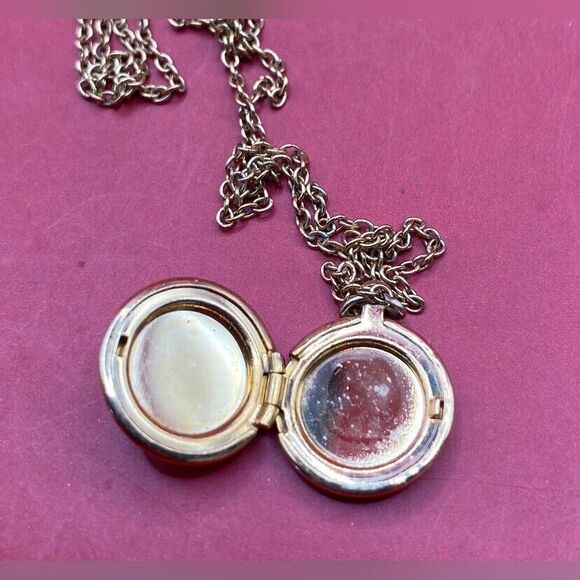 Vintage Women’s Necklace Locket Gold Tone Filigree 16” - Picture 4 of 5